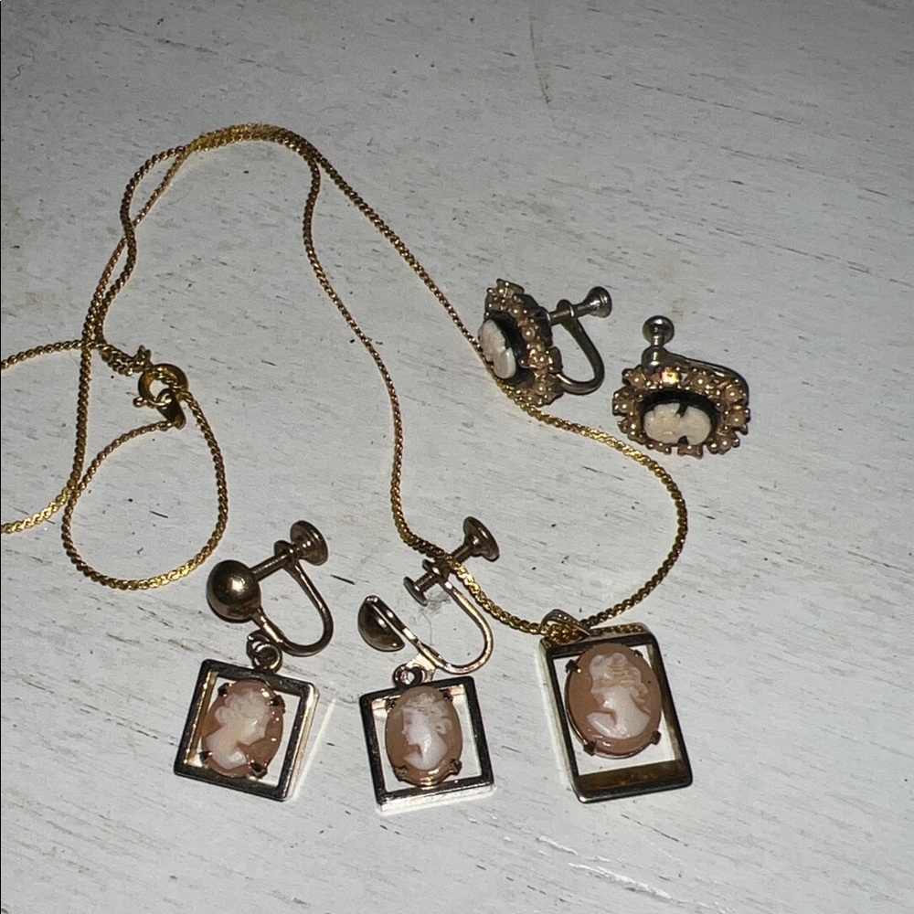 Lot Vintage Cameos screwback earrings & necklace